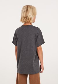 Dunkelgraues Baumwoll-T-Shirt mit kurzen Ärmeln, klassischem Rundhalsausschnitt und lockerer Passform. Schlichtes Design, keine sichtbaren Muster oder Grafiken.