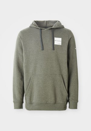 Olivenfarvet hættetrøje med en lomme foran, justerbare snore og et logo-patch på brystet; lavet af blødt, tekstureret materiale.