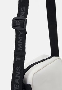 Tommy Jeans DAILY CROSSOVER - Axelremsväska - ancient white