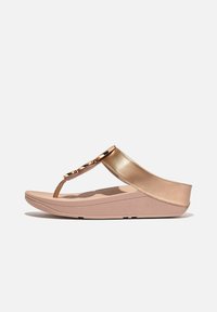 Gouden metallic teensandalen met een brede band, voorzien van een decoratief element op de teenpost en een gevoerde platformzool.