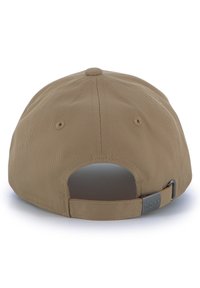 Beige keps med en böjd skärm, justerbar baksida och metalldolk med texten "BOSS." Tillverkad av slitstarkt tyg med en texturerad finish.