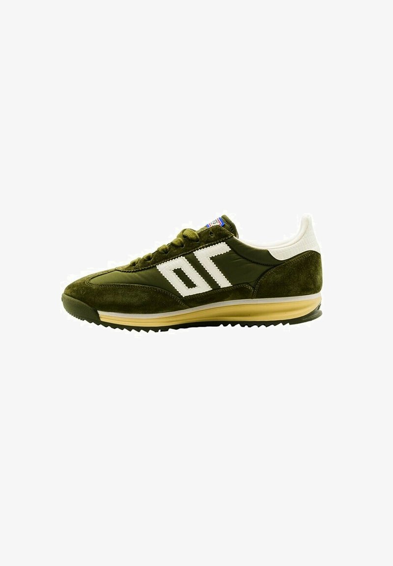 Sneakers in suede verde con accenti bianchi, design con lacci, suola in gomma, tacco testurizzato e strisce laterali retrò.