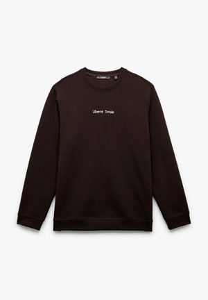 Bruine sweatshirt met lange mouwen, een ronde halslijn en witte geborduurde tekst "Liberté Totale" op de voorkant. Soepele stofstructuur.