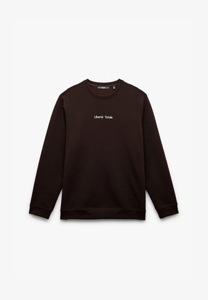 Bruine sweatshirt met lange mouwen, een ronde halslijn en witte geborduurde tekst "Liberté Totale" op de voorkant. Soepele stofstructuur.