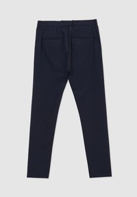 Pantaloni blu navy con una vestibilità slim, realizzati in materiale morbido. Presentano una vita elastica, tasche laterali e un delicato dettaglio di pieghe.