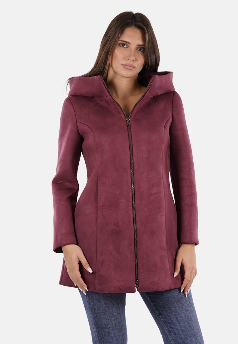 Giacca con zip color bordeaux e collo alto, realizzata in un materiale morbido e con texture. Presenta maniche lunghe e un design aderente.
