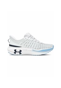Baskets blanches de sport avec un dessus en maille respirante ; design texturé, semelle coussinée et accents bleus. Présente un logo bien visible sur le côté.