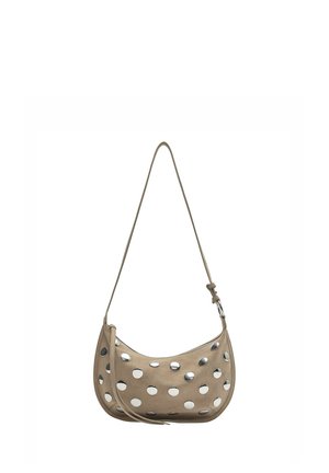 Béžová polmesiacová kabelka na rameno s nastaviteľným popruhom, zdobená pravidelne rozmiestnenými veľkými striebornými kovovými cvočkami na prednej a bočných stranách.