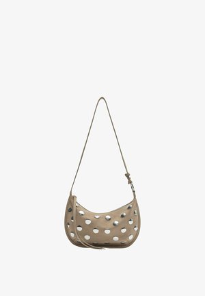 Béžová polmesiacová kabelka na rameno s nastaviteľným popruhom, zdobená pravidelne rozmiestnenými veľkými striebornými kovovými cvočkami na prednej a bočných stranách.