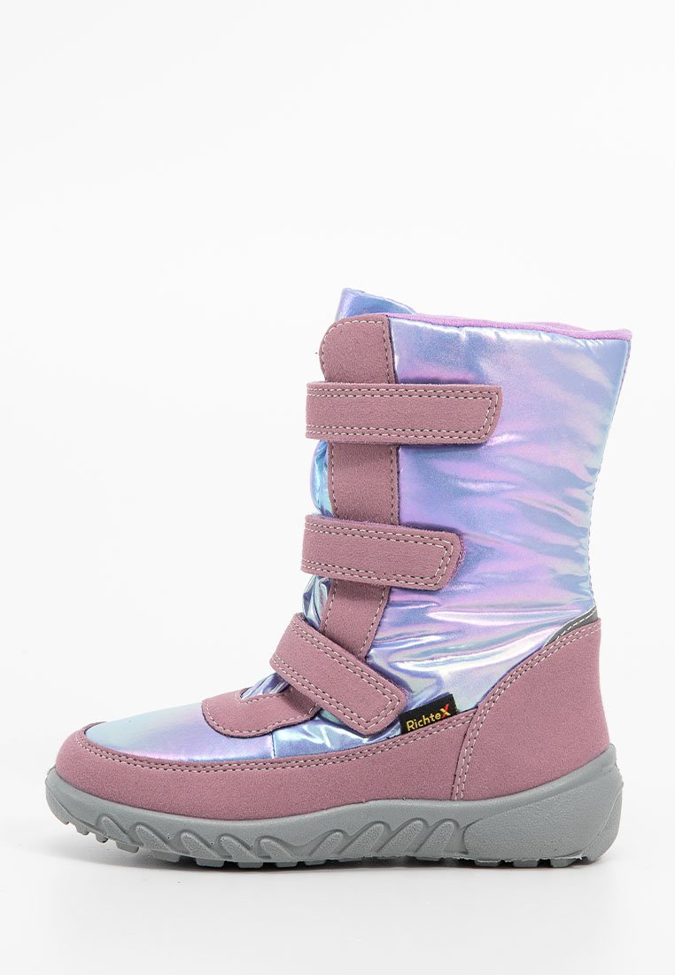 Lila und schimmernde Winterstiefel mit drei Klettverschlüssen, einer strukturierten Basis aus pinkem Wildleder und einer grauen Gummisohle.