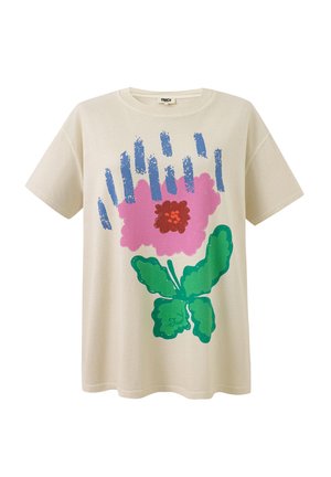 T-shirt beige à manches courtes avec une grande fleur rose, des feuilles vertes et des accents de coups de pinceau bleus verticaux sur le devant.