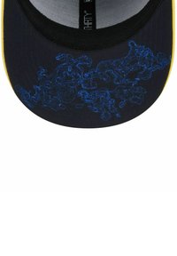Schwarze Kappe mit einem gelben Schirm. Verfügt über aufwendige blaue grafische Details auf der Oberseite. Hergestellt aus Stoff mit glatter Textur.