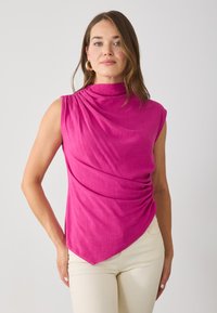 Fuchsia ärmlös topp med hög hals, veckad drapering på ena sidan och asymmetrisk fåll, tillverkad av lättviktig tyg.