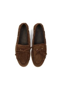 Zapatos de ante marrón en estilo mocasín con suela de goma plana, detalles de flecos en la parte delantera y acentos de cordones a los lados.