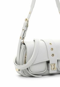Borsa a spalla bianca in pelle con tracolla regolabile, dettagli metallici dorati, pattina anteriore e due piccole tasche alla base.