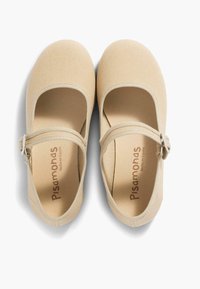 Beige Leinenschuhe im Mary Jane-Stil mit runder Zehe, Knöchelriemen und silberner Schnalle. Strukturierte Oberfläche mit gepolsterter Innensohle.