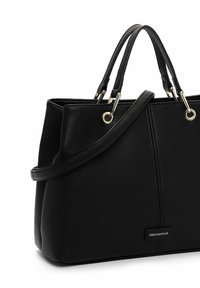 Borsa tote in pelle nera con una texture granulosa, doppio manico superiore, tracolla rimovibile, hardware in tono oro e un'etichetta di marca prominente.
