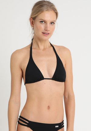 Zwarte bikini met een driehoekige top met halterbandjes en een low-rise onderkant. De stof is zacht en heeft subtiele plooidetails.