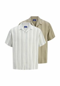 Chemises à manches courtes blanches avec des rayures grises et marron clair avec des rayures plus foncées, dotées de fermetures à boutons et d'un col décontracté.