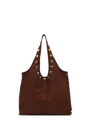 Grand sac cabas en daim marron foncé avec deux anses et des clous ronds dorés le long des anses et du bord supérieur.