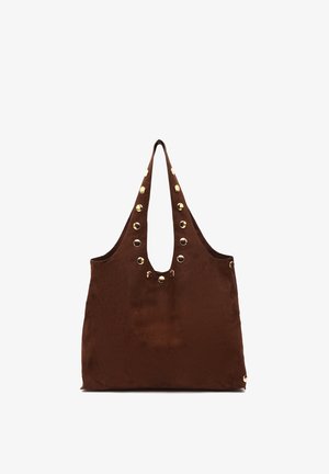 Grand sac cabas en daim marron foncé avec deux anses et des clous ronds dorés le long des anses et du bord supérieur.