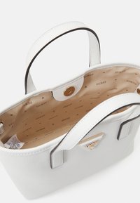 Guess LATONA MINI TOTE SET - Håndtasker - white