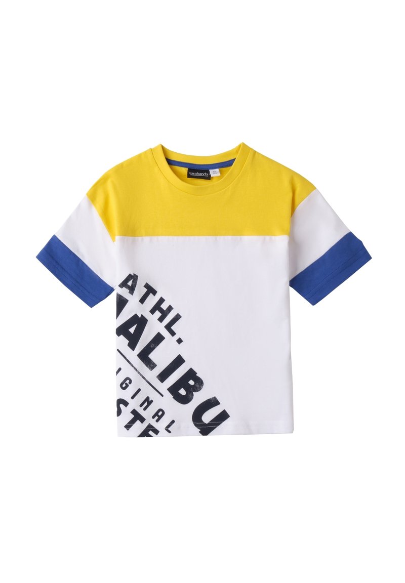Camiseta de manga corta con bloques de colores amarillo, blanco y azul, y un estampado gráfico en texto negro en la parte frontal. Material de algodón.
