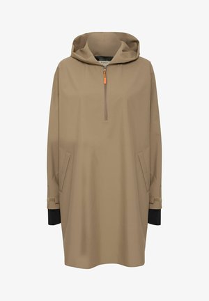 Bež, kapuutsiga vihmajope, millel on pool tõmblukk, külje taskud ja mustad mansetid. Sile tekstuur ja minimalistlik disain, kus on oranž tõmbeläbiv.