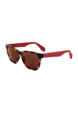 Occhiali da sole con montature frontali in tartaruga e lenti marroni abbinati a aste rosse solide angolate su sfondo bianco.