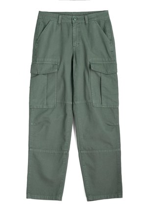 Pantalones cargo de algodón en color verde oliva con múltiples bolsillos grandes. Diseño de pierna recta, costuras reforzadas y cierre de botón en la cintura.