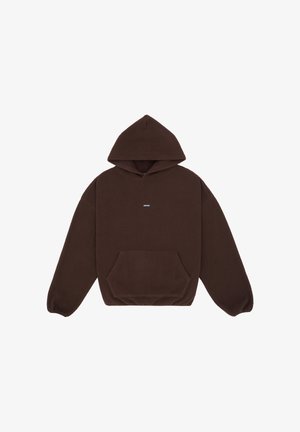 Ciemnobrązowa bluza z polaru z kieszenią kangurką z przodu, małym, centralnie umieszczonym logo na piersi, długimi rękawami i elastycznymi mankietami.