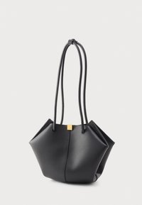 Borsa in pelle nera dalla forma geometrica con due manici tubulari lunghi, caratterizzata da una piccola chiusura quadrata dorata al centro superiore.