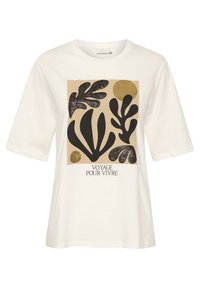 Camiseta blanca de manga corta con un estampado gráfico de hojas negras y acentos dorados sobre un fondo beige, el texto dice "VOYAGE POUR VIVRE."