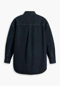 Camisa de mezclilla oscura con mangas largas, puños abotonados, cuello y detalle de pliegue en la parte trasera. Dobladillo recto, textura suave, hardware mínimo.