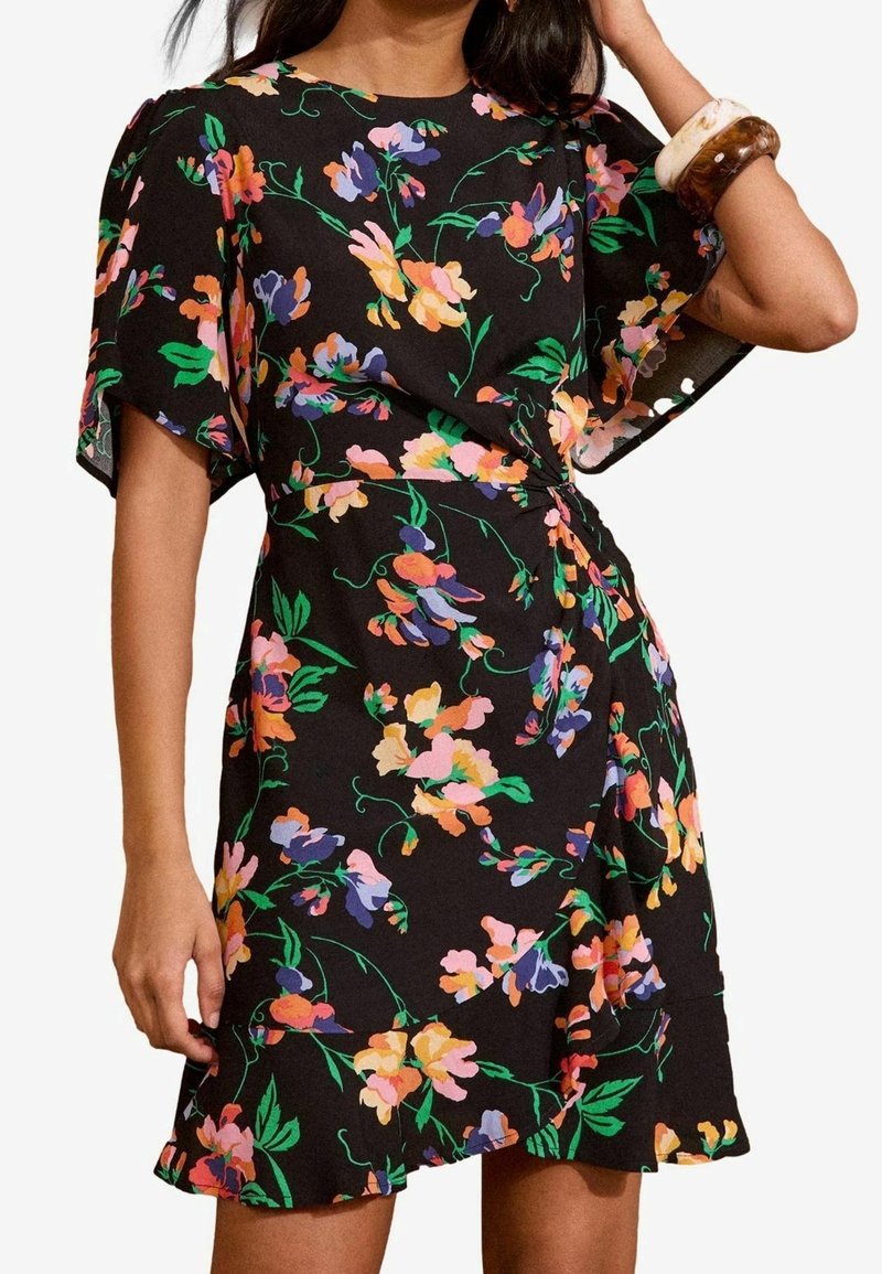 Svart blommig klänning med korta ärmar och insvängd midja, prydd med färgglada, livfulla blommönster och en utställd nederkant.