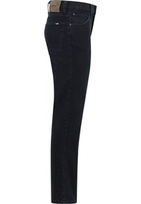 Jeans de mezclilla azul oscuro con un corte slim, diseño de cinco bolsillos, costuras claras y una etiqueta de cuero en la cinturilla. Textura suave.