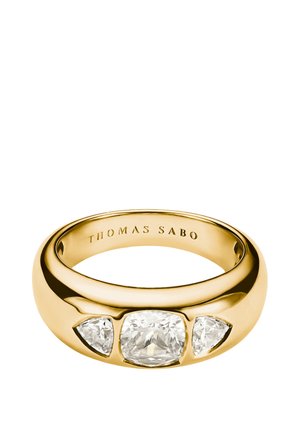 Goldfarbener Ring mit Gravur "Thomas Sabo", mit einem großen kissenförmigen und zwei kleineren dreieckigen klaren Edelsteinen.