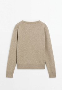 Pull beige à manches longues en tricot avec poignets et ourlet côtelés, présenté à plat de dos sur fond blanc.