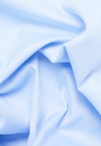 Lyseblått stoff med glatt tekstur, med fine vertikale striper som skaper et mykt, flytende utseende.