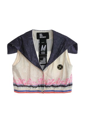 Chaleco corto sin mangas con cuello ancho oscuro, cuerpo color crema, diseño floral rosa, dobladillo a rayas y logotipo redondo negro cosido en la parte delantera.