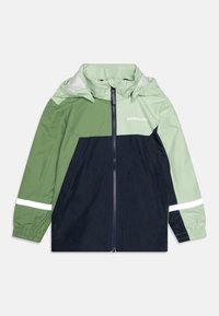Veste bicolore avec une partie supérieure vert clair et une partie inférieure bleu marine, fabriquée en matériau lisse et imperméable. Accents réfléchissants sur les manches.