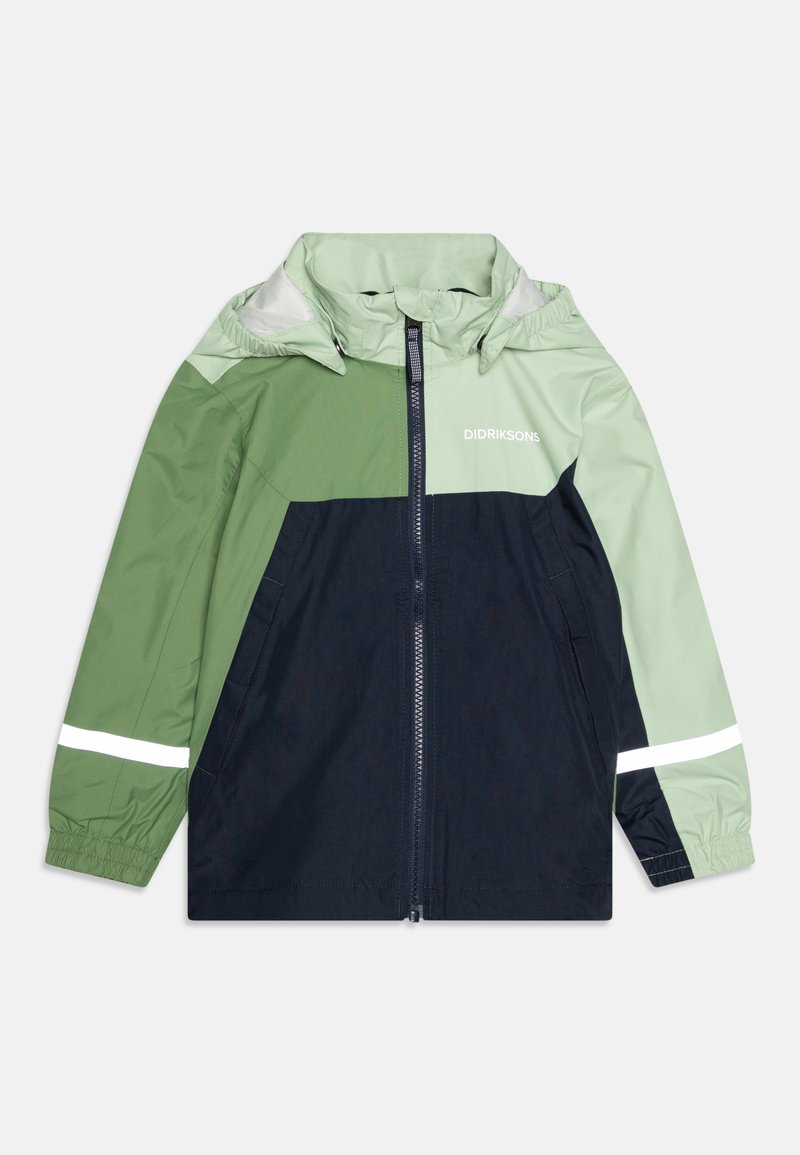 Veste bicolore avec une partie supérieure vert clair et une partie inférieure bleu marine, fabriquée en matériau lisse et imperméable. Accents réfléchissants sur les manches.