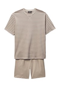 Chemise à manches courtes beige avec de fines rayures brunes et un col ras du cou, associée à un short beige assorti, le tout en tissu doux.