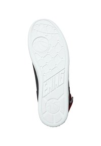 Zwarte sneaker met een witte rubberen zool, voorzien van een basketbalpatroon, label "EWING" en een rode accentkleur. Gedetailleerd tredpatroon zichtbaar.