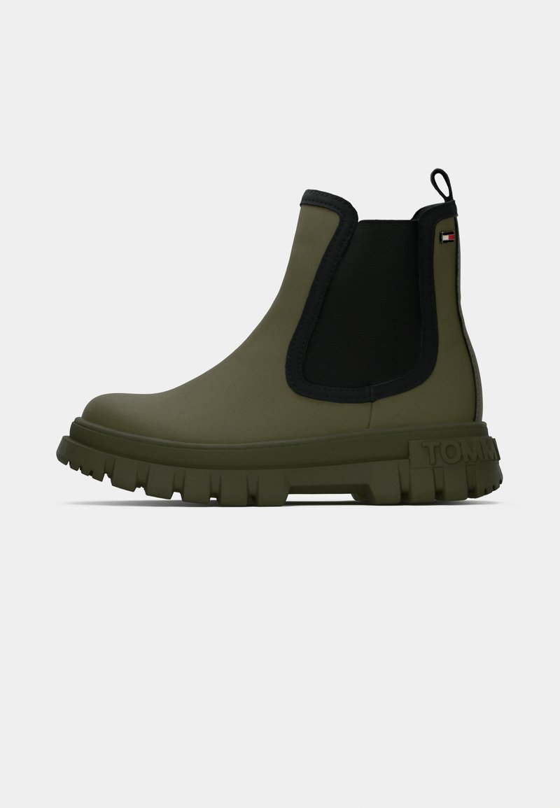 Ελαιόχρωμα αδιάβροχα μποτάκια μέχρι τον αστράγαλο με υφή στο πάνω μέρος, μαύρες ελαστικές πάνελ πλευρών και χοντρή σόλα με έντονο διάτρητο σχέδιο.