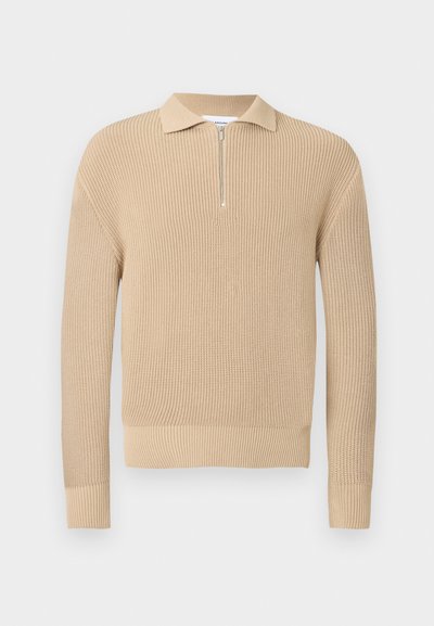 Pull beige tricoté avec un col zippé, une texture côtelée et des manches longues. Il présente un ourlet inférieur et des poignets ajustés.