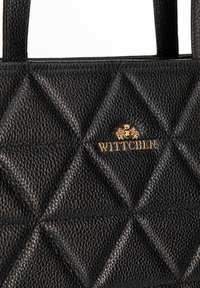 Borsa a tracolla in pelle nera con motivo a diamante trapuntato, caratterizzata da un accento dorato con il logo "WITTCHEN", superficie testurizzata e manici robusti.
