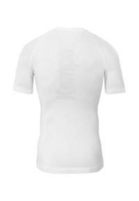 Hvid sports T-shirt med korte ærmer, lavet af et tekstureret, strækbart materiale. Har et subtilt logo trykt på ryggen.