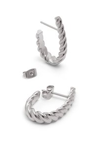 Silverörhängen med vriden design, utrustade med stiftbaksida och en liten metallbit. Slät textur överallt.