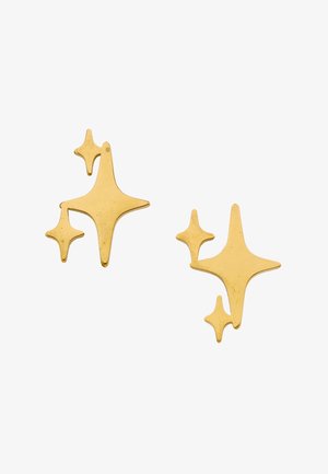 Twee metalen oorbellen in de vorm van een gouden ster met drie punten, elk voorzien van een grotere en twee kleinere sterren op een witte achtergrond.